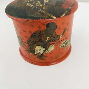 Antieke Chinese handbeschilderde rode gekookte houten poederdoos / compact 8 cm