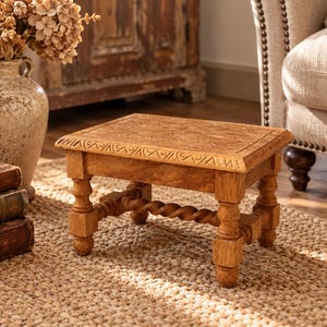 Taburete pequeño antiguo de madera tallada – Taburete francés vintage de madera – Taburete de arte popular tallado – Taburete rústico de roble – Decoración campestre francesa