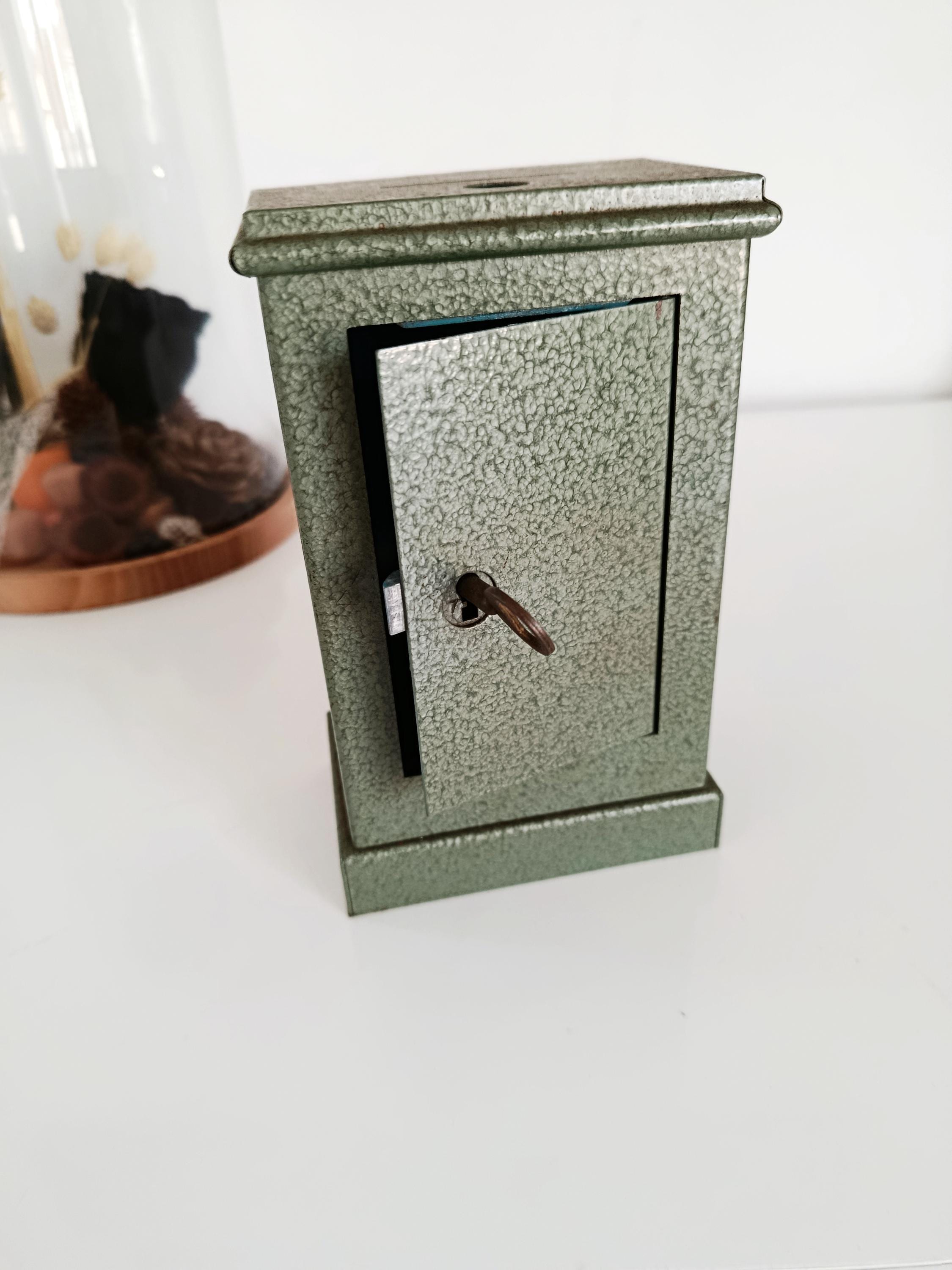 BOITE ANCIENNE EN métal de style coffre fort avec loquet pour cadenas EUR 35,00 - FR