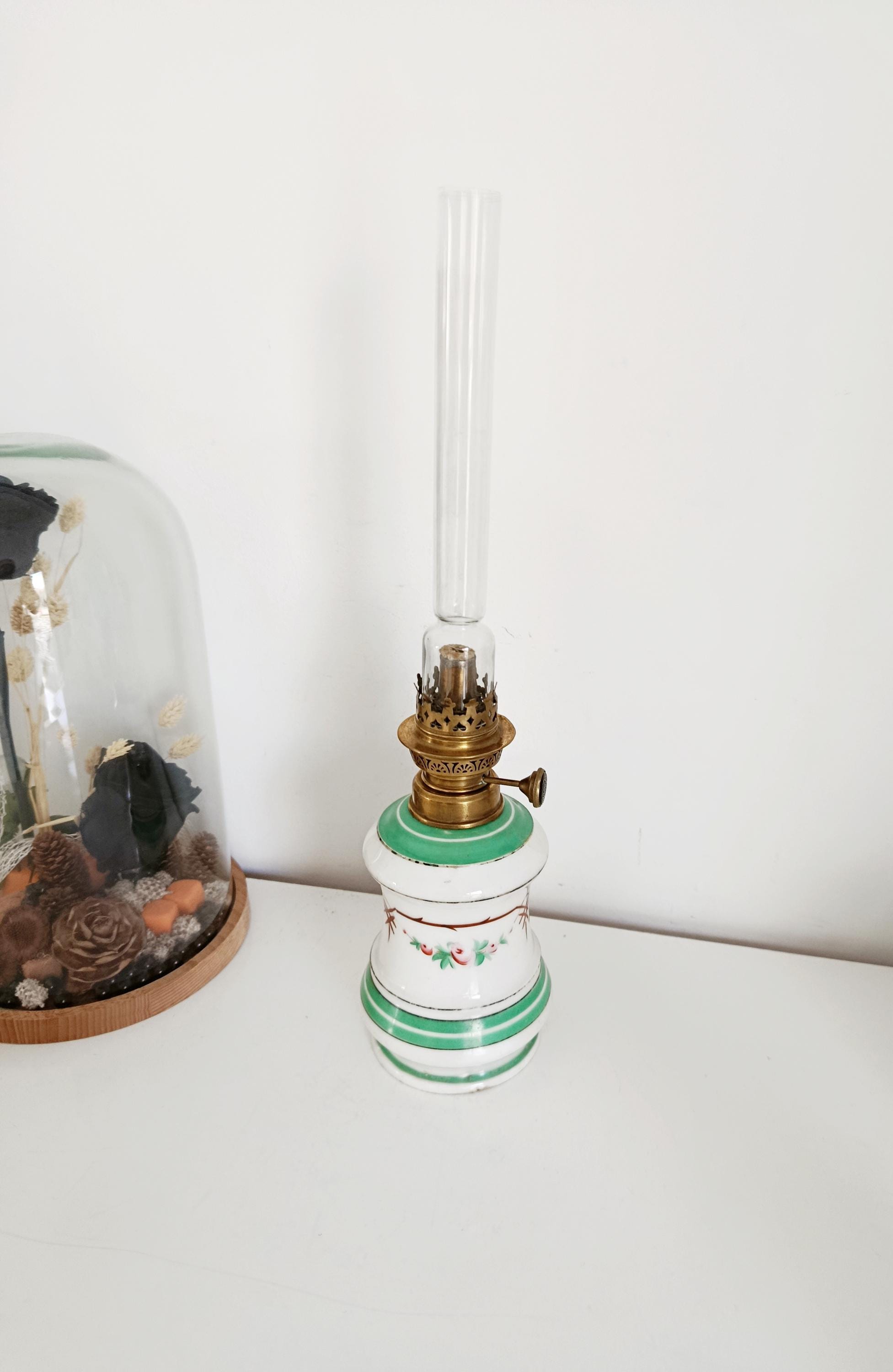 Lot De 2 Petites Lampes à Huile Vintage En Porcelaine - Décor Floral Bleu Et Rouge