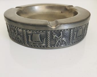 Vintage Noorse tinnen asbak met Vikingdecoratie, jaren 60, 12 cm