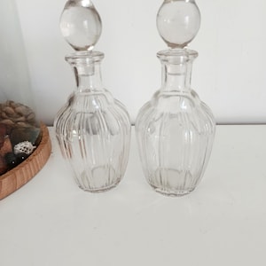 Peut inclure: Ensemble de trois bols gigognes en céramique, bleus, verts et blancs. Les bols présentent un émail moucheté et un design simple. Le plus grand bol mesure environ 20 cm de diamètre.