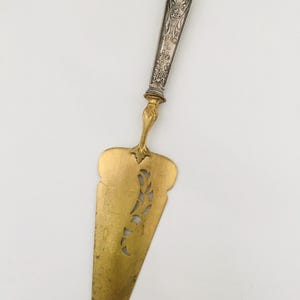 Wyjątkowy antyczny serwer do ciasta z pozłacanego mosiądzu i srebrnego metalu 27 cm