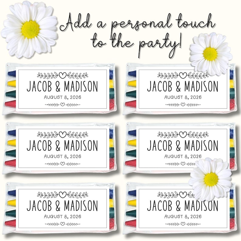 以下が含まれることがあります： 「Add a personal touch to the party!」および「JACOB & MADISON AUGUST 8, 2026」という文字とハートや葉のグラフィックが印刷された白いラベルが付いた、マルチカラーのクレヨン入り透明プラスチック袋6個。白いデイジーの花が添えられています。