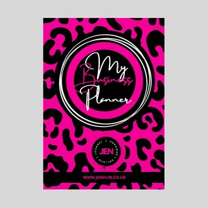 Puede incluir: Portada de agenda de estampado de leopardo rosa y negro con un círculo blanco y el texto "My Business Planner" en blanco. La parte inferior de la portada tiene el texto "Journey | Empower | Jen | I Nurture | It" en un círculo negro con un contorno blanco. La dirección del sitio web "www.jenhub.co.uk" está impresa en blanco en la parte inferior de la portada.