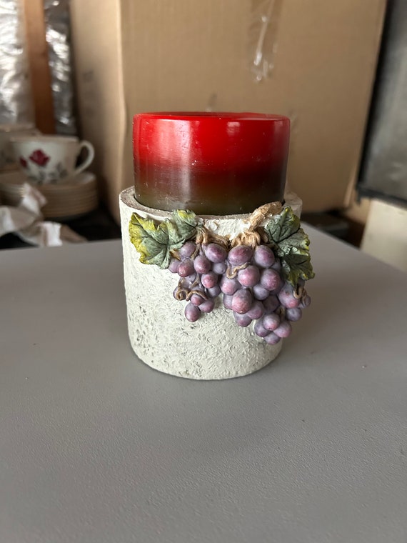 Paire De Bougeoirs En Bronze Doré, Décor De Vigne