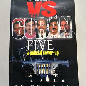 Może przedstawiać: Okładka książki z czarnym tłem i białymi błyskawicami. Tytuł to "United States vs The Cuban Five: A Judicial Cover-Up" w czerwonych i białych literach. Okładka przedstawia pięciu mężczyzn w rzędzie, z napisem "Cuban Five" dużymi białymi literami poniżej. Imię i nazwisko autora, "Dr. Rodolfo Dávalos Fernández", jest wydrukowane na dole okładki białym kolorem.
