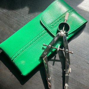 Vintage Alpha ALEMANHA Bússola de desenho com estojo de bolso verde esmeralda de couro legítimo