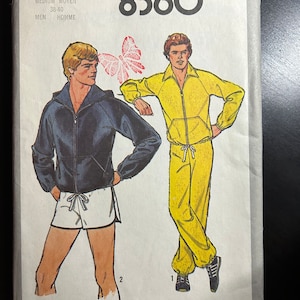 Peut inclure: Patron de couture Simplicity numéro 8360 pour vêtements pour hommes. Le patron comprend des instructions pour deux styles différents de vestes et de shorts. La veste à gauche est noire et la veste à droite est jaune.