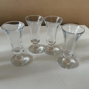 Vintage 4-delige set borrelglaasjes met kleine steel en sherryschoener met heldere steel