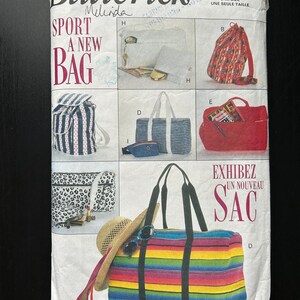 Peut inclure: Un patron de couture pour différents types de sacs, dont un sac à dos, un sac cabas, un sac de sport et une petite pochette. Le patron s'appelle "Sport a New Bag" et est de Butterick, numéro de patron 6678. Le patron comprend des instructions pour réaliser les sacs dans différents tissus et couleurs.