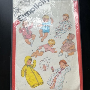 Può includere: Modello di cucito Simplicity numero 6383 per abiti da neonato. Il modello include istruzioni per realizzare una varietà di indumenti, tra cui un pigiama con cappuccio, una vestaglia, un vestito, un body e un bavaglino. Il modello è illustrato con disegni degli indumenti finiti.