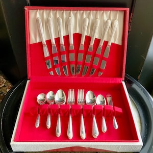 Sophisticated 34 Pc Wm Rogers 1939 Regent International Silver Sectional Flatware Set ~ 5 Piece Place Setting for Eight ~ Cutlery ~ Utensils