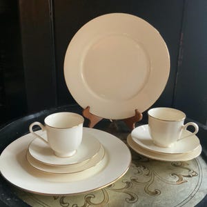New 8Pc Lenox Hayworth Cosmopolitan Collection Dinnerware Set ~ Includes 2 Dinner Plates ~ 2 Bread Plates ~ 2 Cups ~ 2 Saucers ~ Never Used