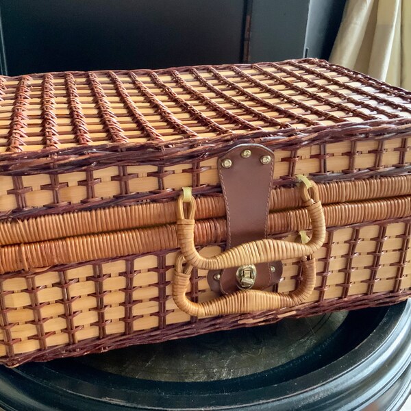 Great Vintage Wicker Suitcase Style Lined Picnic Basket Set ~ Includes 4 Dinner Plates ~ 4 Large Mugs ~ 4 Knives, 4 Forks, 4 Spoons