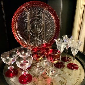 Marvelous Mismatched 10-delige set ~ Cranberry Flash Indiana Glass ~ 1 verdeeld blad ~ 3 Louie Weston, 3 Ruby Red Flash en 3 Bryce Holiday Red
