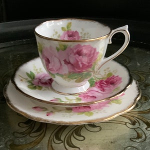 Set aus zwei wunderschönen Royal Albert Beauty Tee-Trios ~ rosa Rosen ~ Goldborte ~ hergestellt in England ~ ein perfektes Geschenk für jeden Anlass
