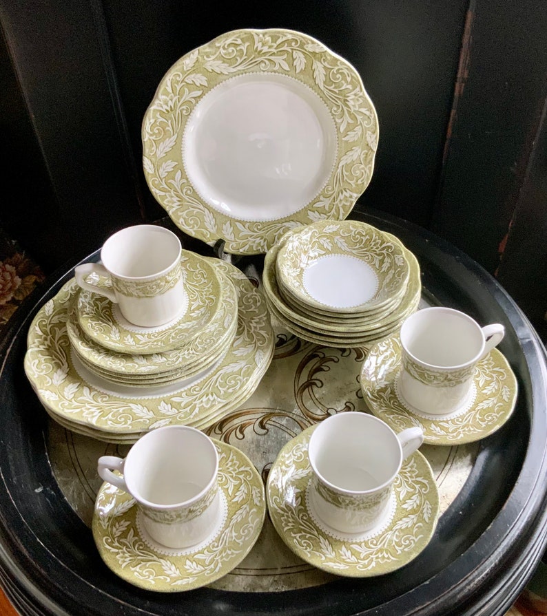 Delightful 24pc J & G Meakin England Sterling Renaissance Dinnerware
