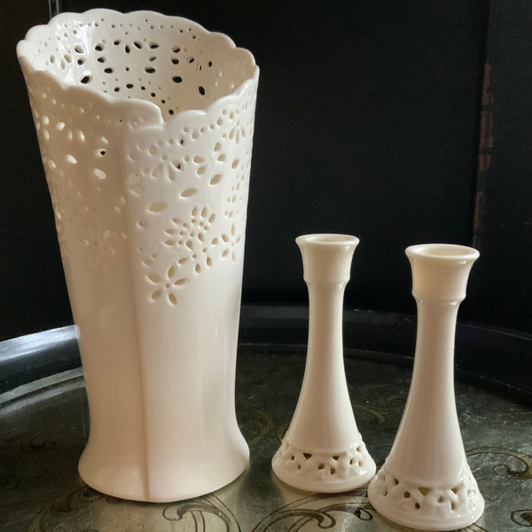 Grande dentelle crème par Skye McGhie Grand vase en porcelaine et ensemble de deux bougeoirs en porcelaine Skye McGhie en dentelle crème