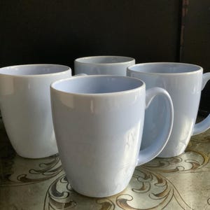 Uroczy zestaw 4 kubków z kamionki Corning Corelle Livingware w kolorze jasnoniebieskim ~ Zmiękczony błękit ~ Pastelowy błękit ~ Lata 80. ~ Wspaniały pomysł na prezent!