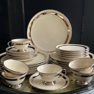 Sofisticado y atemporal ~ Fantástico juego de vajilla de porcelana fina de 30 piezas con temática Flintridge Platinum ~ Juego de cinco piezas para seis personas