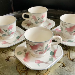 Precioso juego de cuatro tazas y platillos Mikasa Silk Flowers ~ Mikasa Continental F3003 ~ Hecho en Japón ~ Apto para lavavajillas, horno y microondas
