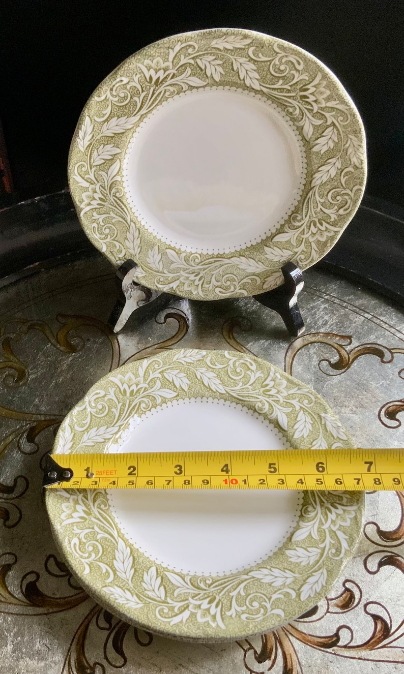 Delightful 24pc J & G Meakin England Sterling Renaissance Dinnerware