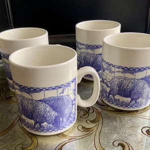 Meraviglioso set di quattro tazze da collezione Churchill Delft blu e bianco crema ~ Vari disegni di animali ~ Made in England ~ Altamente collezionabile