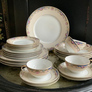 Sophisticated 24 Piece Edelstein Bavaria Fine Porcelain Dinnerware Set