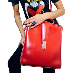 Grand sac Vintage 70s en PVC rouge | Grand sac cartable à bandoulière en vinyle rouge des Seventies