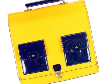 Borsa da scuola piccola vintage anni &#39;60 in PVC lucido giallo e blu navy | Borsa retrò in vinile lucido degli anni Sessanta
