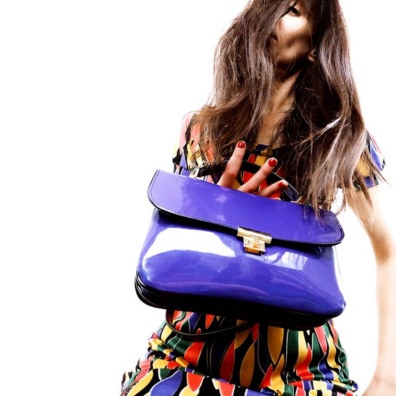 Petit sac à main en vinyle bleu violet Vintage 60… - image 1