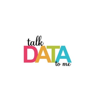 Puede incluir: Un logotipo colorido con el texto "talk DATA to me" en una fuente divertida. La palabra "DATA" está en diferentes colores: rojo, amarillo, verde y azul.
