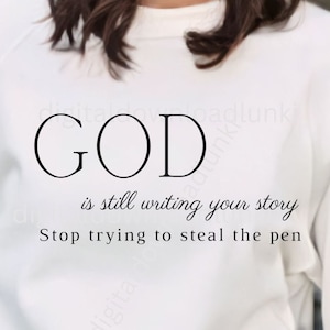 Puede incluir: Sudadera blanca con texto negro que dice "GOD is still writing your story Stop trying to steal the pen."