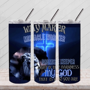 Op de afbeelding: Drie roestvrijstalen bekers met deksels en rietjes. Elke beker heeft een donkerblauwe achtergrond met een leeuwengrafiek en de woorden "WAY MAKER, MIRACLE WORKER, PROMISE KEEPER, LIGHT IN THE DARKNESS, MY GOD, THAT IS WHO YOU ARE."