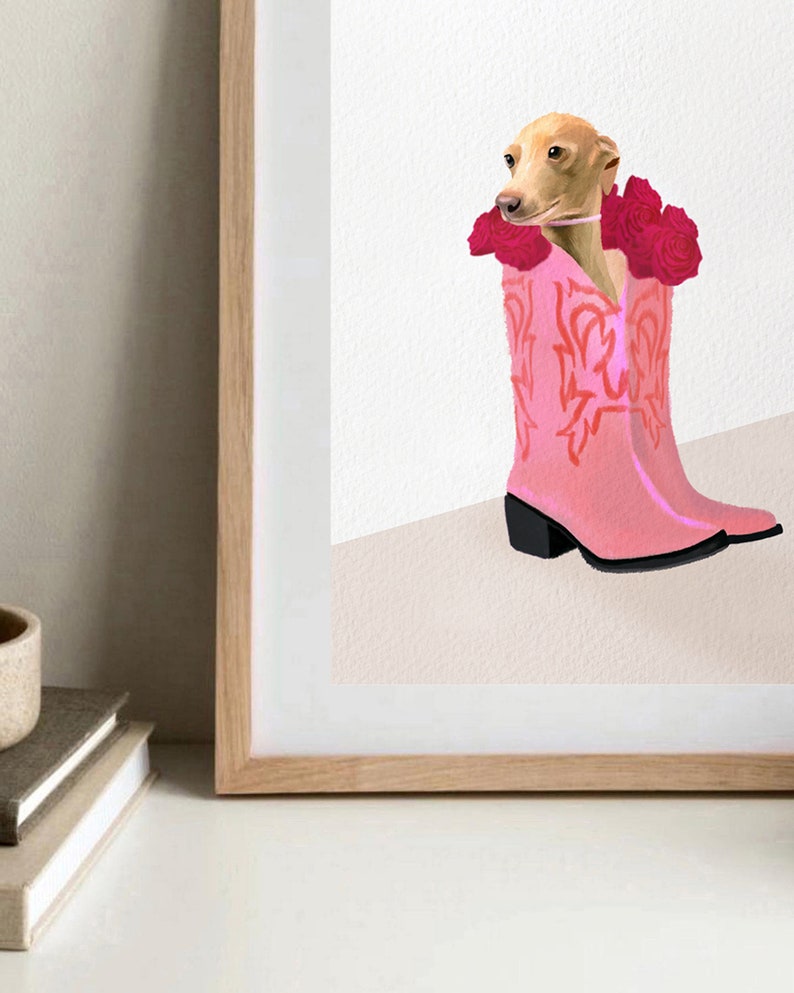 Welpe in rosa Cowgirl Stiefel mit roten Rosen Art Print Wand-Dekor, Hundeliebhaber Geschenk, Boho Home Decor Bild 3