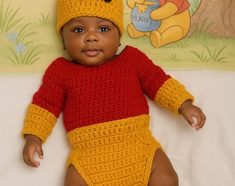 Könnte beinhalten: Ein Baby in einem handgefertigten Häkelkostüm, das Winnie Puuh ähnelt. Das Outfit umfasst einen gelben Hut mit Bärenohren, ein rot-gelbes Oberteil mit langen Ärmeln und eine gelbe Windel. Im Hintergrund ist eine Winnie Puuh-Illustration zu sehen.