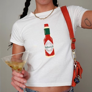 Maglietta aderente da donna, maglietta per bambini Y2K anni '90, Tabasco, salsa piccante, camicia corta, camicia piccante, maglietta grafica divertente, camicia It Girl, maglietta alla moda