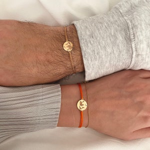 Ensemble de bracelets assortis avec breloque carte du monde en or massif 14 carats, cadeau pour lui et pour elle, breloque terre en or pur, cadeau minimaliste pour les voyageurs