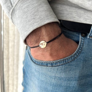 Bracelet homme avec breloque carte du monde en or massif 14 carats, bracelet à cordes réglables, cadeau d'anniversaire pour lui, cadeau minimaliste de voyageur et d'aviation