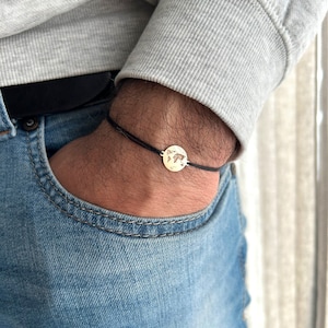 Herren Armband Weltkarte aus massivem 14K Gold, Weltkarte Charm verstellbares Schnurarmband, Jahrestagsgeschenk für ihn, minimalistisches Reisegeschenk