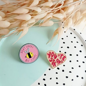 Emaille Pin mit Spruch I Anstecker Love Happy You're Strong I Metall Pin Bild 1