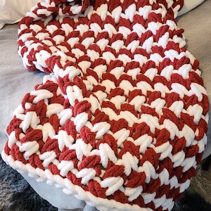 Chunky knit cross pattern throw. Message the secondary color if you'd like 2 colors in your throw.