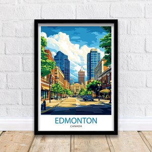 Pode incluir: Impressão artística emoldurada com uma ilustração estilizada de Edmonton, Canadá. A obra de arte retrata uma rua da cidade com edifícios altos, árvores e um céu azul com nuvens. As palavras "EDMONTON" e "CANADA" são impressas na parte inferior.