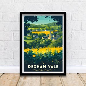 Puede incluir: Un diseño de póster de viaje vintage con una vista panorámica de Dedham Vale, un área de excepcional belleza natural en Inglaterra. El póster presenta un paisaje verde con un pueblo en la distancia, un campanario de iglesia y un campo de flores silvestres amarillas en primer plano. El texto "Dedham Vale Area of Outstanding Natural Beauty" está impreso en la parte inferior del póster.