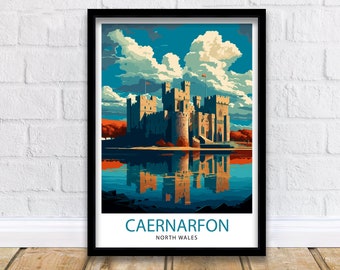 Op de afbeelding: Een vintage reisposter met een kleurrijke illustratie van Caernarfon Castle in Noord-Wales. Het kasteel wordt weerspiegeld in het water eronder. De tekst "CAERNARFON NORTH WALES" staat onderaan de poster.