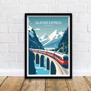 Op de afbeelding: Een vintage reisposter met een rode en witte trein die door een bergdal rijdt. De poster luidt "Glacier Express Zwitserland".