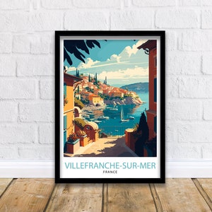 Op de afbeelding: Een vintage reisposter met een kleurrijke illustratie van een kustplaats met een haven en boten. De tekst op de poster luidt "Villefranche-sur-Mer, Frankrijk".
