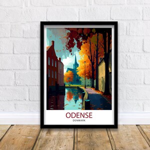 Könnte beinhalten: Eine farbenfrohe Illustration eines Kanals in Odense, Dänemark. Der Kanal ist von Bäumen mit roten und orangen Blättern gesäumt. Im Hintergrund ist eine Kirche zu sehen. Der Text "ODENSE DENMARK" befindet sich am unteren Rand des Bildes.