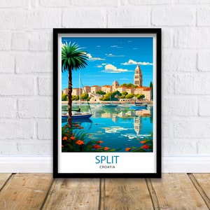 Może przedstawiać: Kolorowa ilustracja miasta Split w Chorwacji. Obraz przedstawia palmę, łodzie i widok panoramy miasta z wysoką wieżą. Tekst "SPLIT CHORWACJA" znajduje się na dole obrazu.